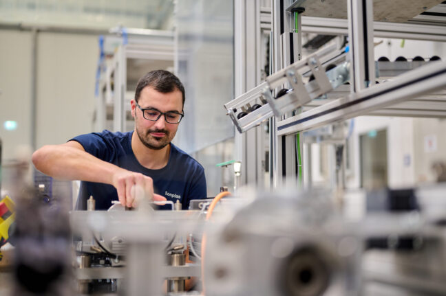 Sonplas-Mitarbeiter montiert ein Bauteil an einer Sondermaschine.