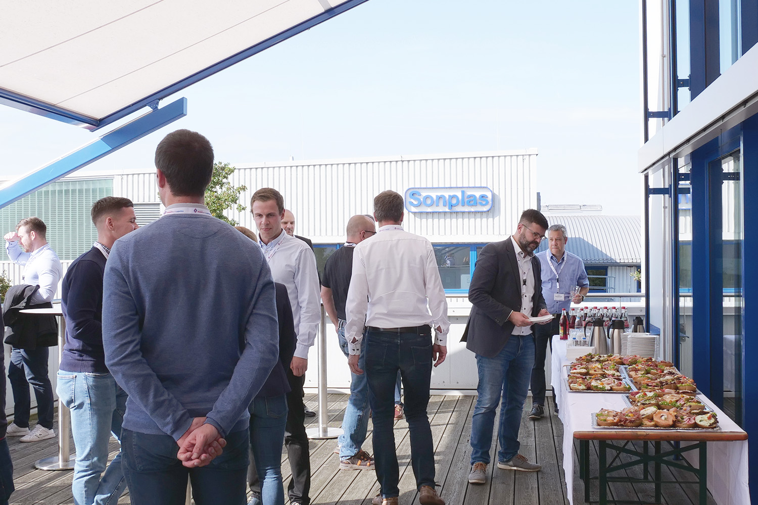 Auf der Terrasse der Sonplas GmbH ist ein Buffet mit Fingerfood für die Gäste der Veranstaltung "Cluster vor Ort" aufgebaut.