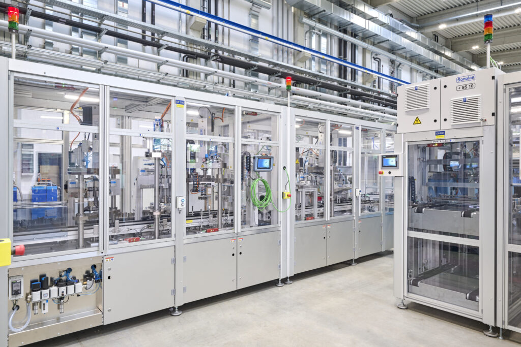 Außenansicht E-Motor Montageanlage