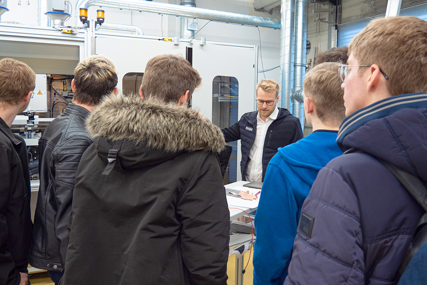 Formula Student-Teammitglieder bekommen eine Führung durch die Firma in Straubing.