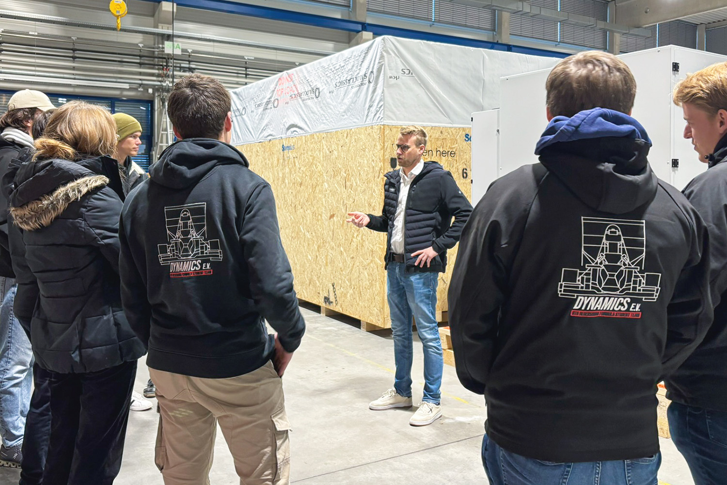Formula Student-Teammitglieder bekommen eine Führung durch die Firma in Straubing.