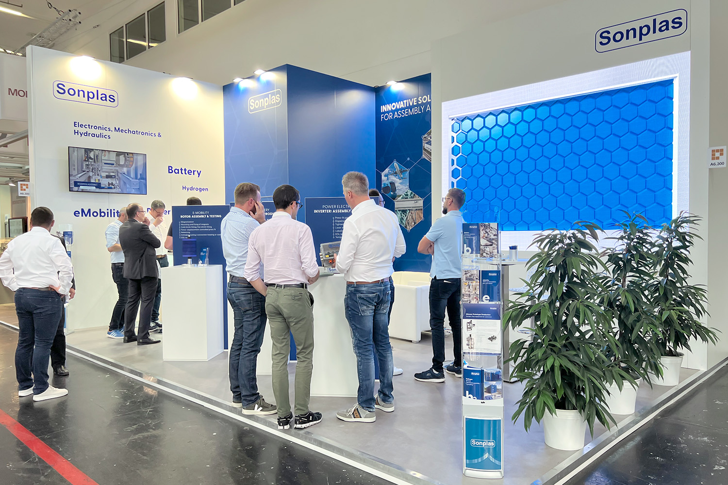 Sonplas Messestand mit Mitarbeitenden, die mit Besucherinnen und Besuchern im Gespräch sind.