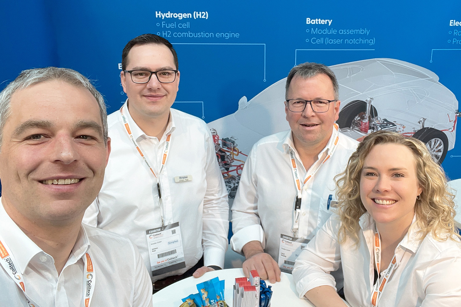 Vier Mitarbeitende von Sonplas machen ein Selfie auf einer Messe.