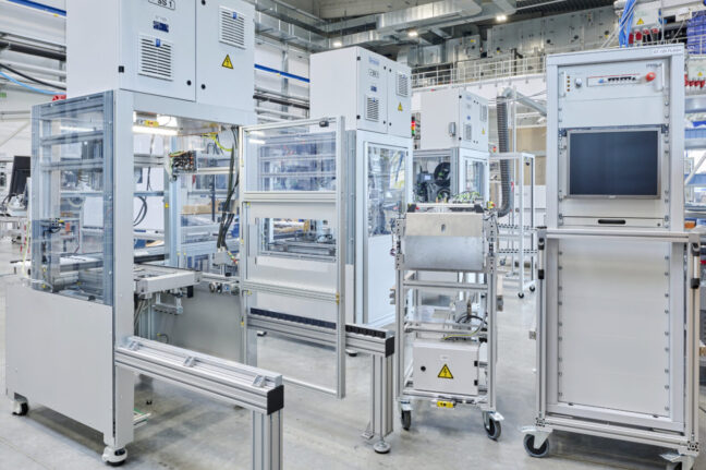 Sicht auf Prüfstand bei Inverter Montageanlage