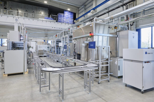 Außenansicht Inverter Stack Montagelinie