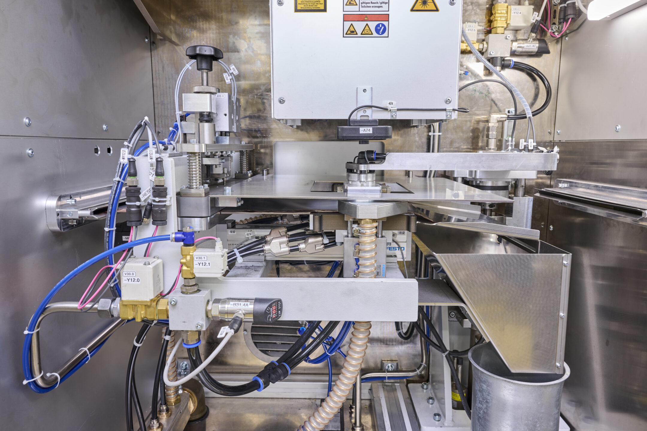 Sicht auf Laserschneidstation im Lasernotcher