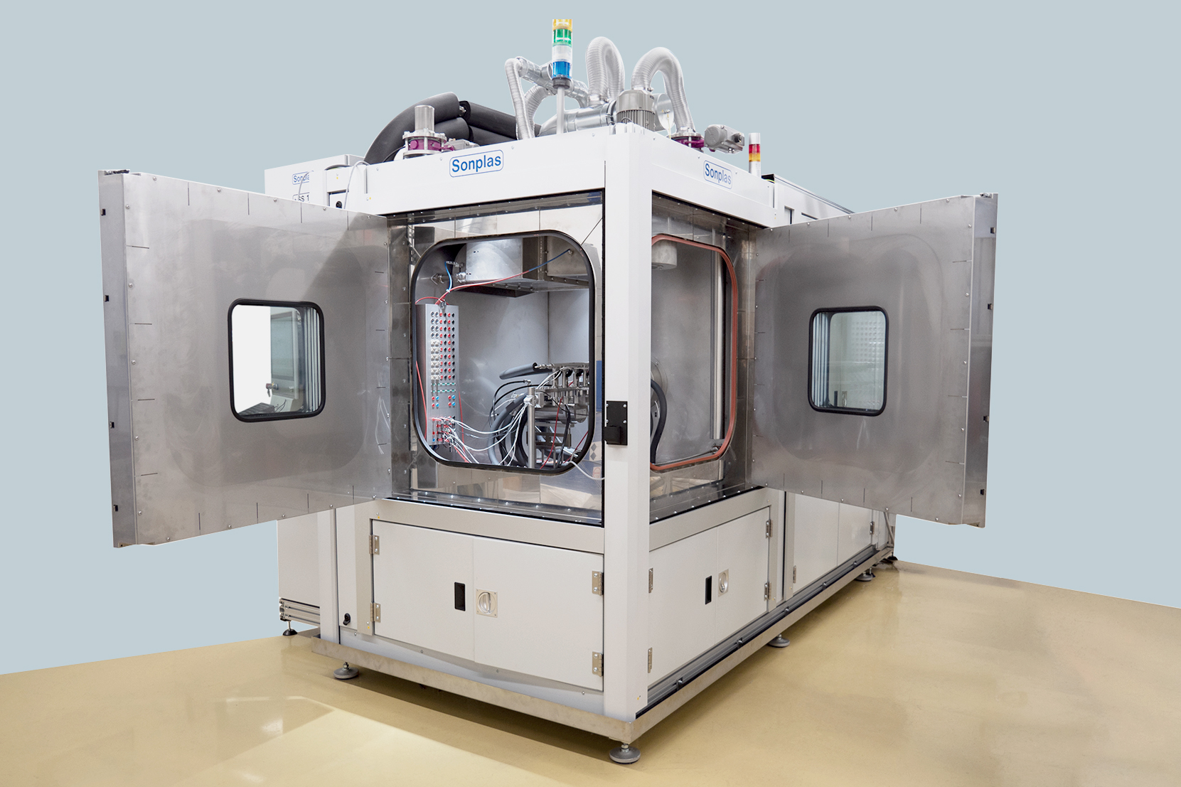 Außenansicht Thermokammer mit offenen Türen
